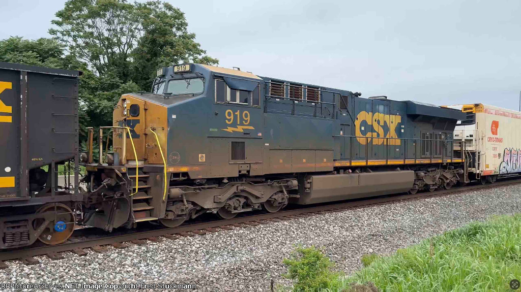 CSX 919 is the mid train DPU.